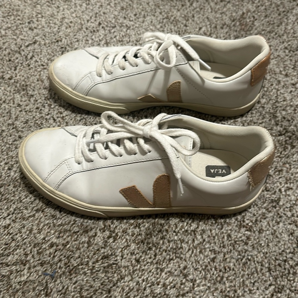 Veja size 8 rose gold esplar